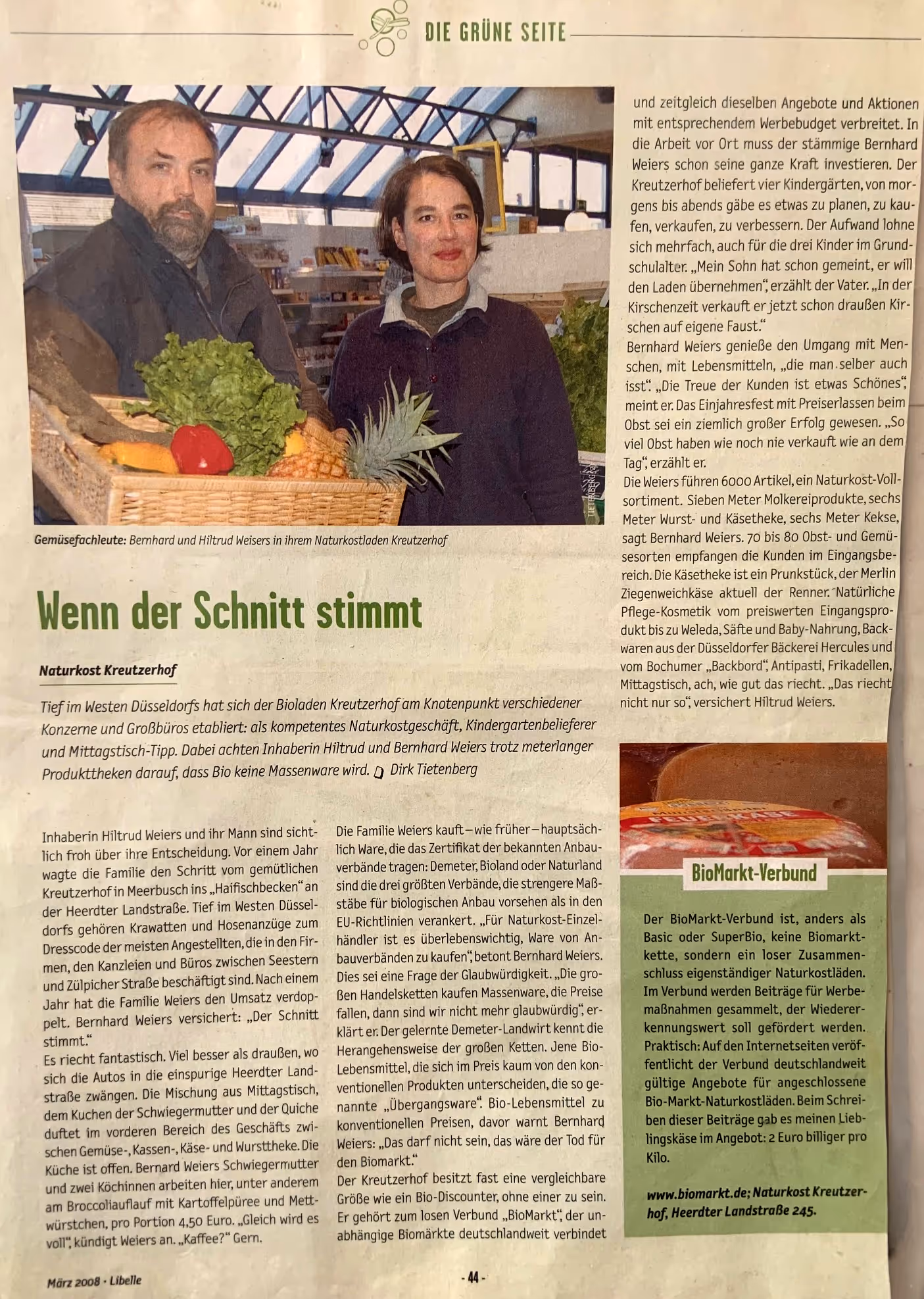 Bernhard und Hiltrud Weiers im Naturkostladen Kreuzerhof mit einem Korb voller Gemüse und Früchte.