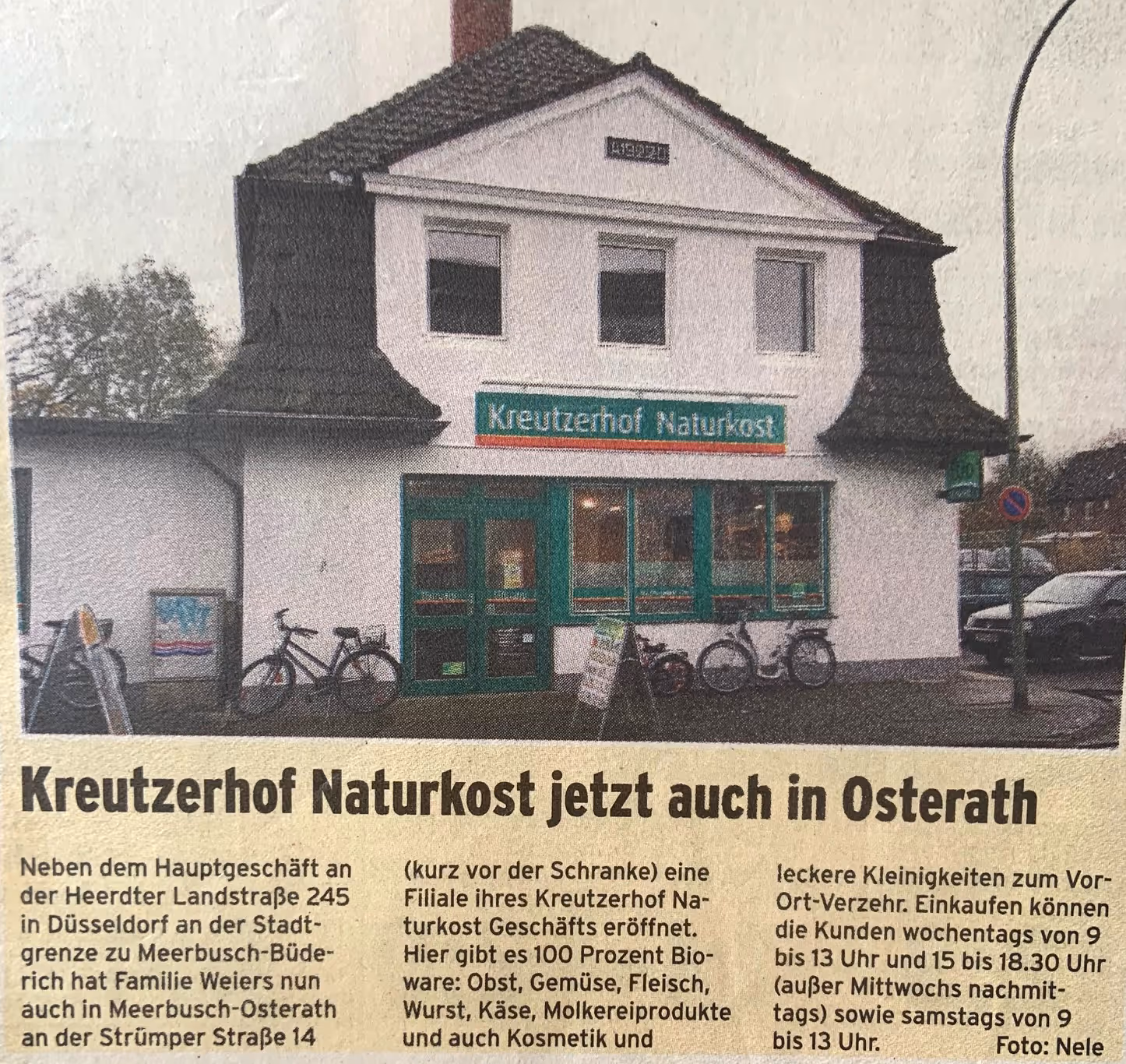 Fassade eines Gebäudes mit grünem Schild „Kreutzerhof Naturkost“.